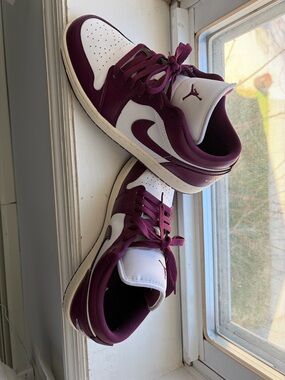 Jordan Low-Top Sneakers in White and Boreaux